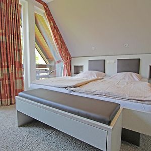 Zimmer mit Kingsize-Bett